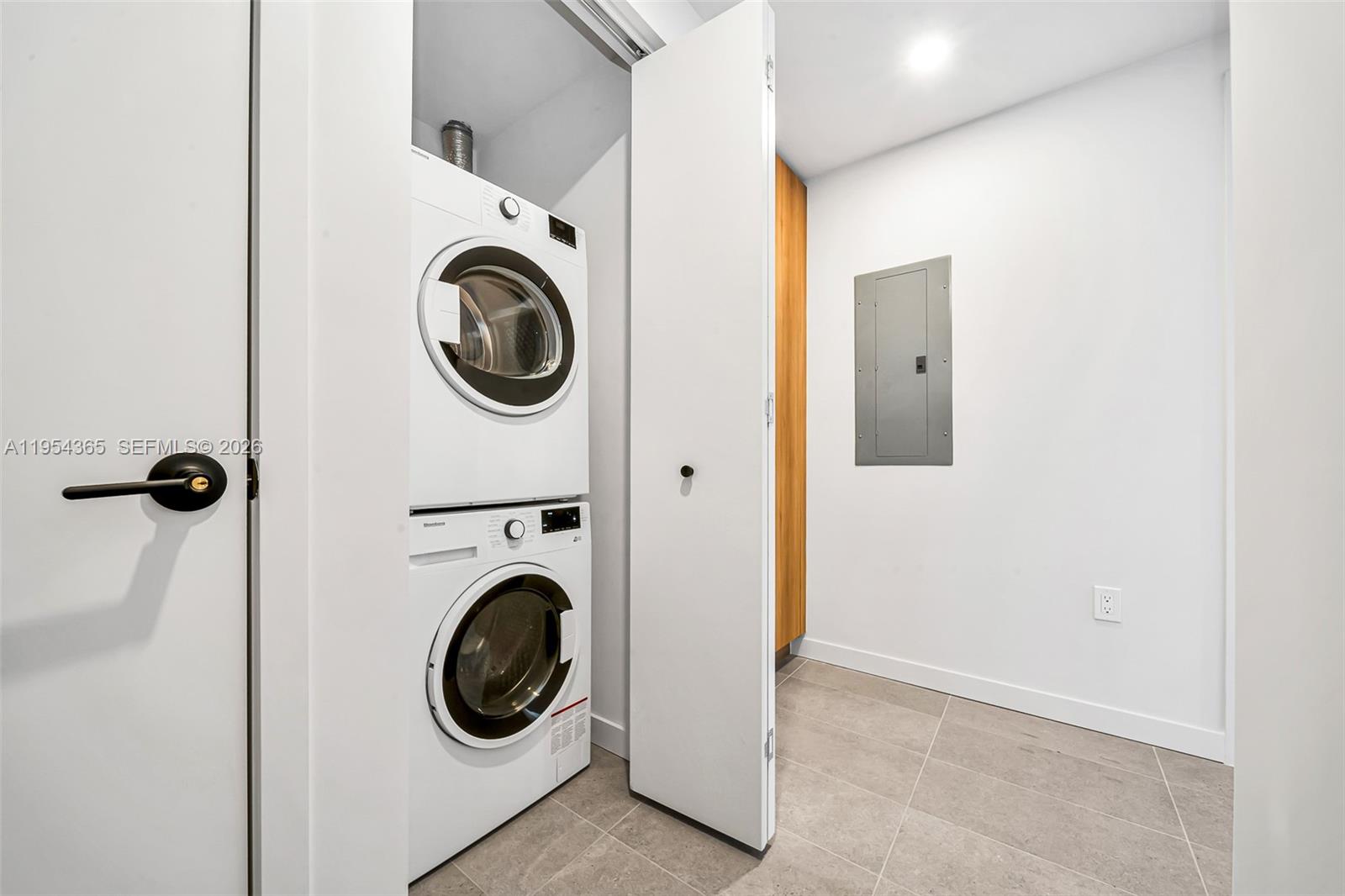 121 Northeast 5th Street, Unit 1608 Miami, FL 33132 - Photo 13 of 31 a utility room with sink dryer and washer