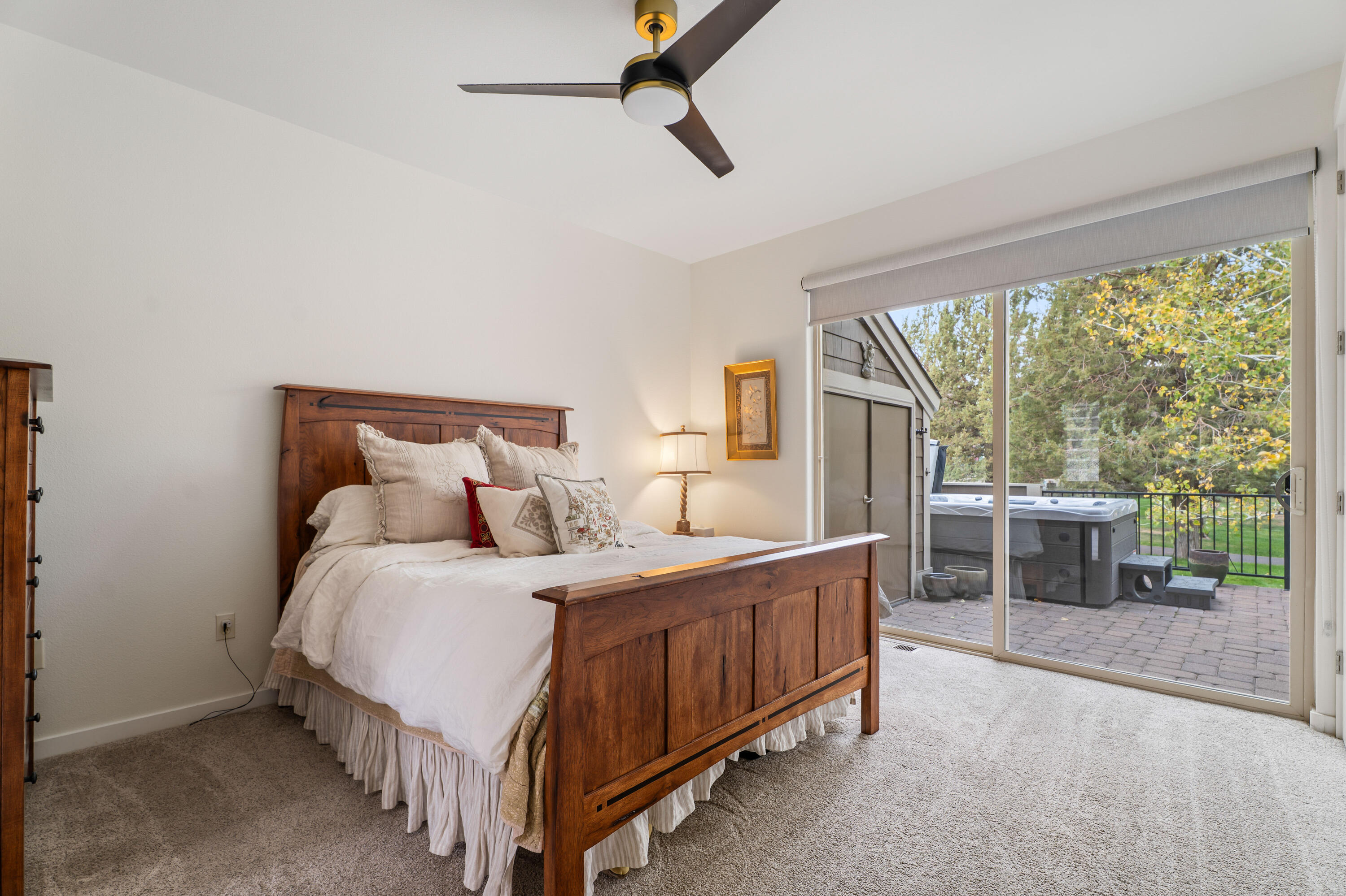 1302 Highland View Loop Redmond, OR 97756 - Photo 17 of 53 Primary suite on main level.
