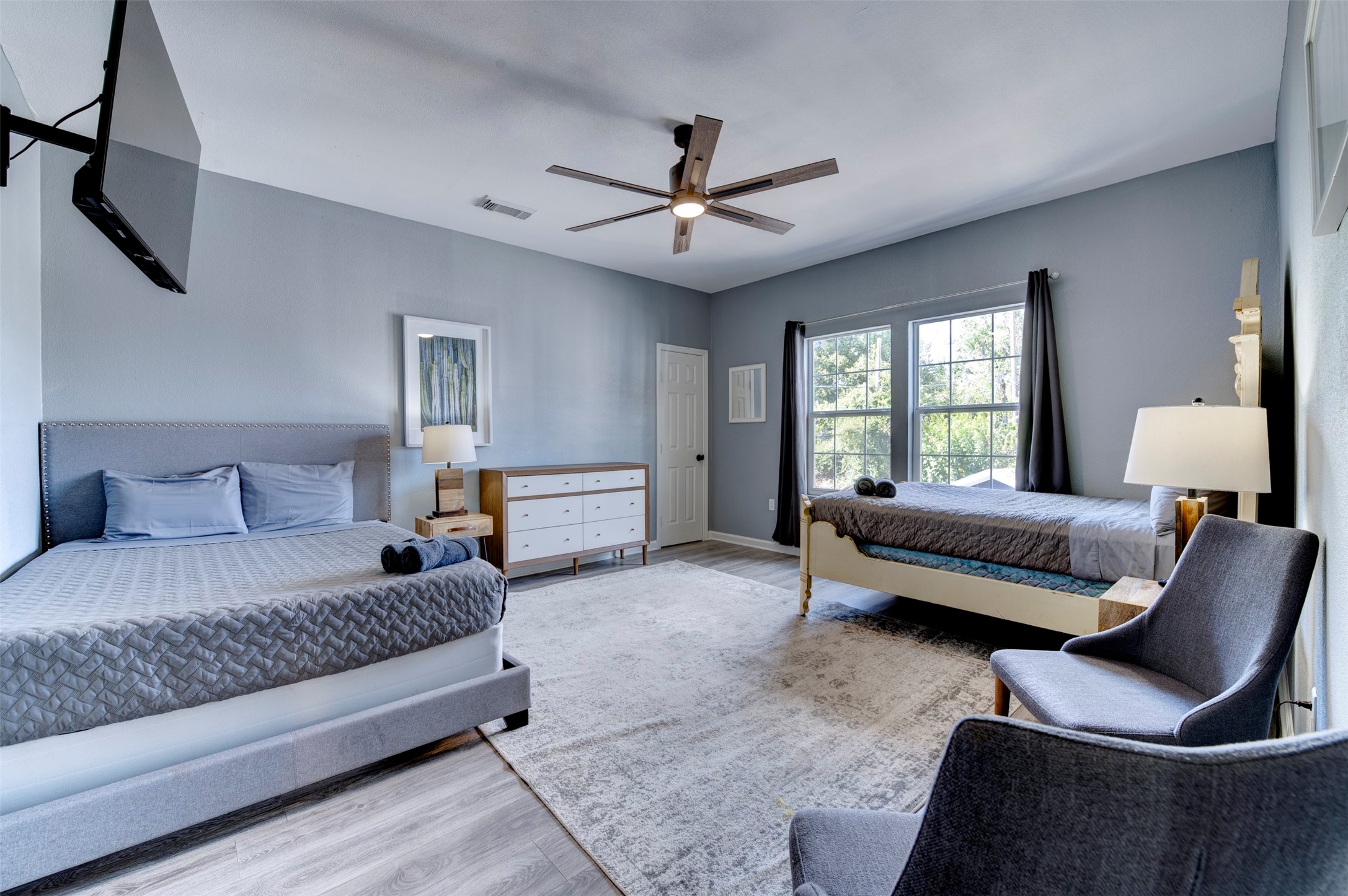 301 Tabor Street Houston, TX 77009 - Photo 25 of 33 a living room with furniture and a window