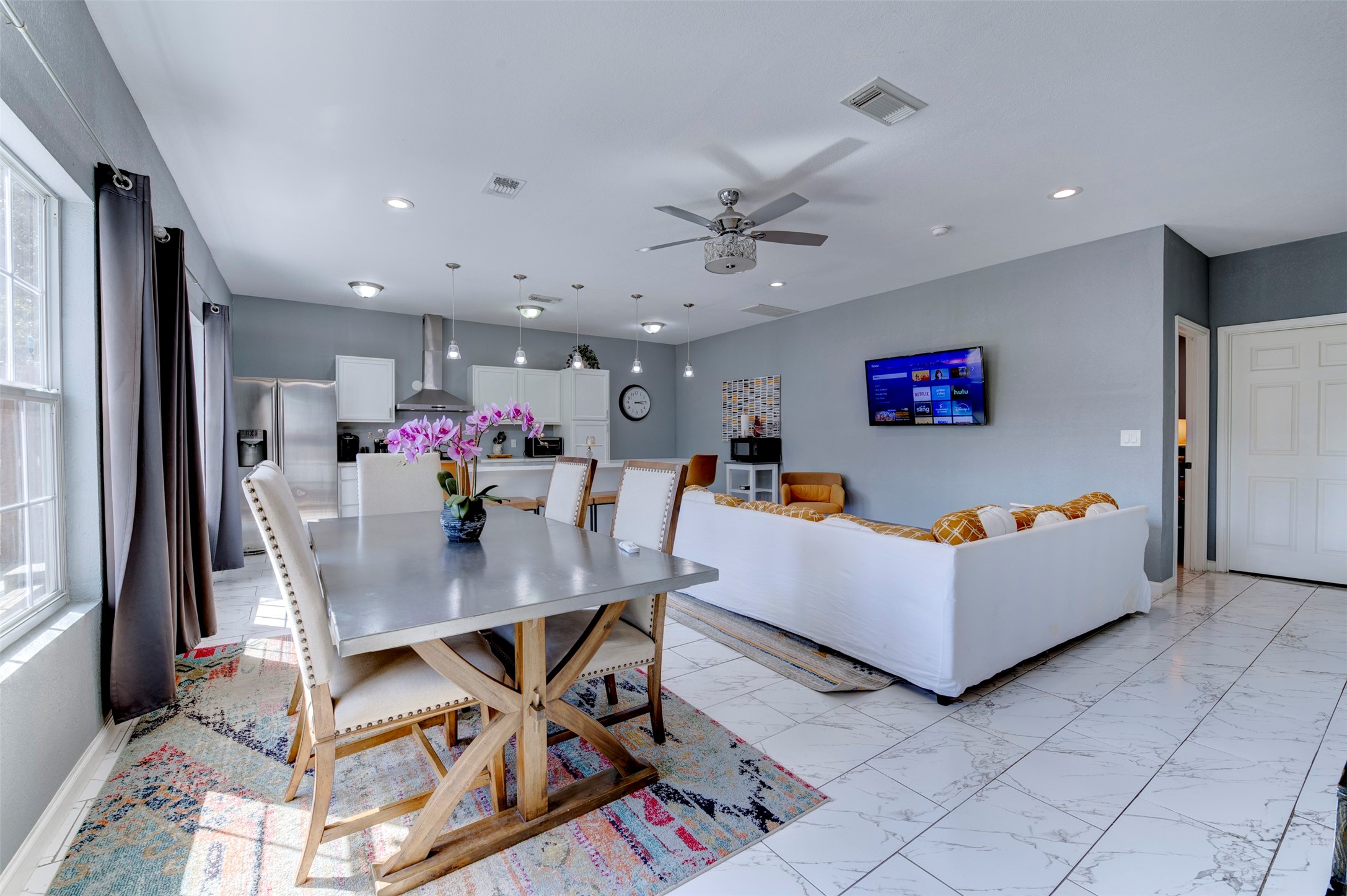301 Tabor Street Houston, TX 77009 - Photo 6 of 33 a living room with furniture and kitchen view
