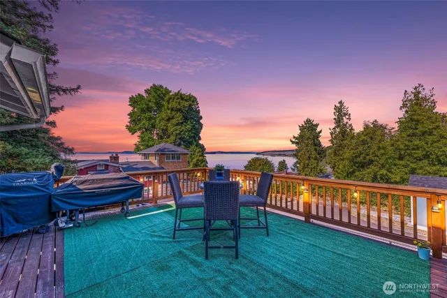 $899,000 | 303 Puyallup Street, Steilacoom, WA 98388