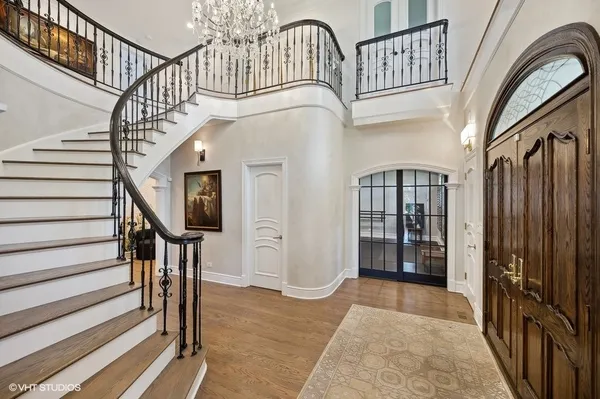 a view of entryway with a front door