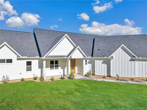 a view of a house with backyard