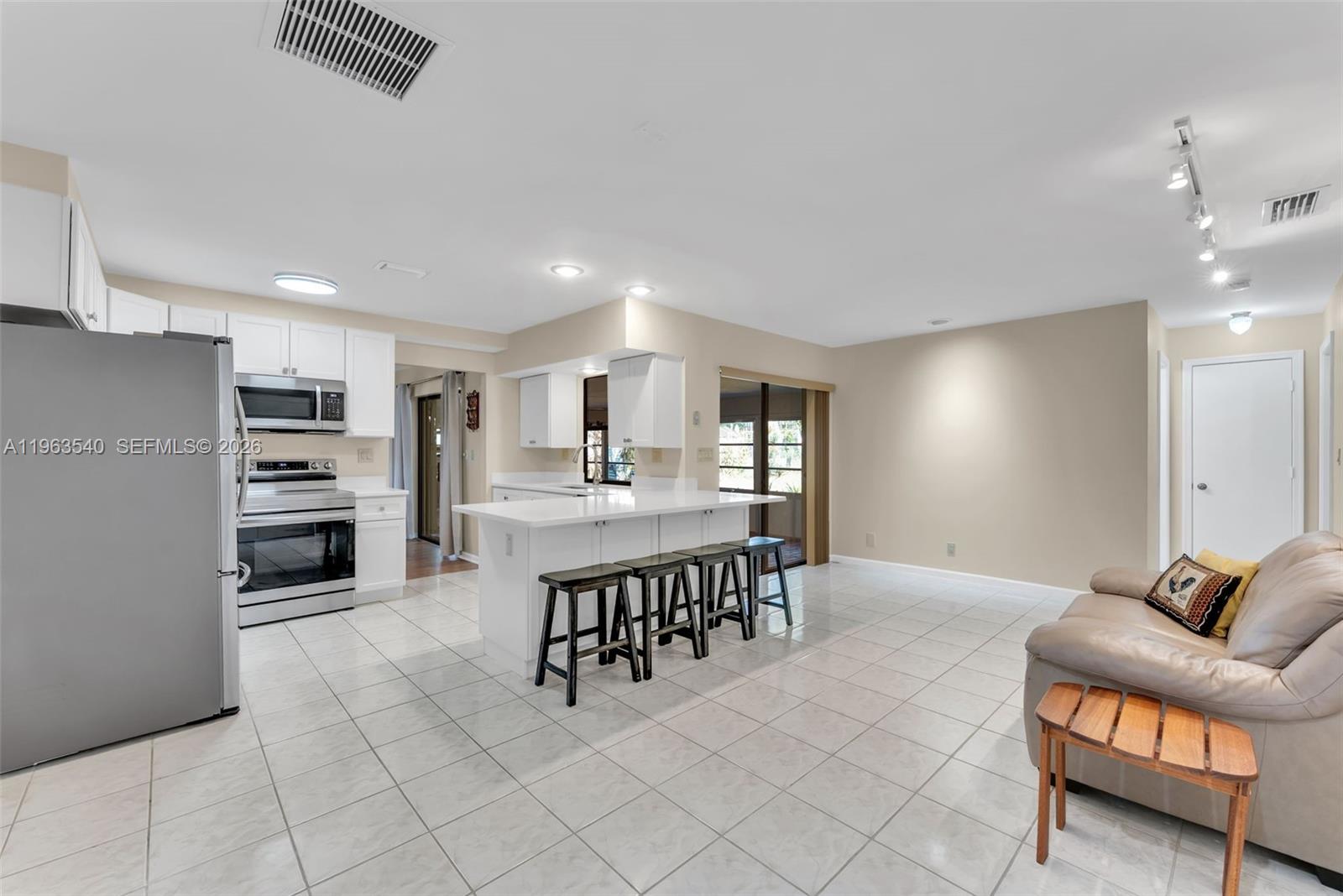 5331 Northwest 77th Court Pompano Beach, FL 33073 - Photo 7 of 32