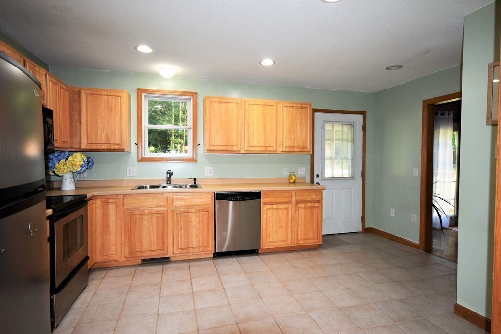 275 Roy Springfield, MA 01104 - Photo 8 of 25 Gallery Image 8