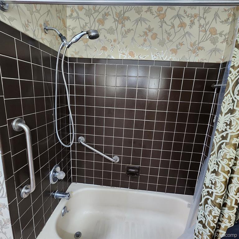 28705 Inkster Road Farmington Hills, MI 48334 - Photo 11 of 24