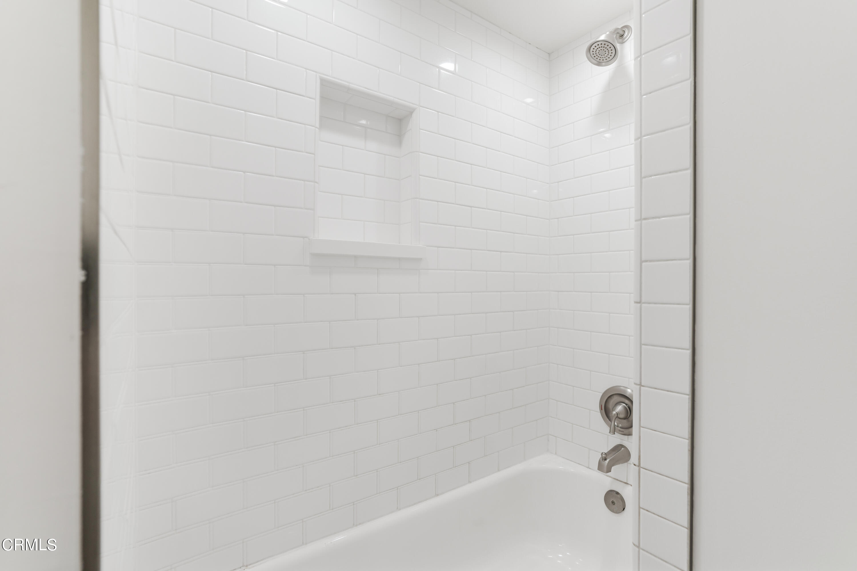 467 Riverside Road Oak View, CA 93022 - Photo 41 of 65 a bathroom with a bathtub