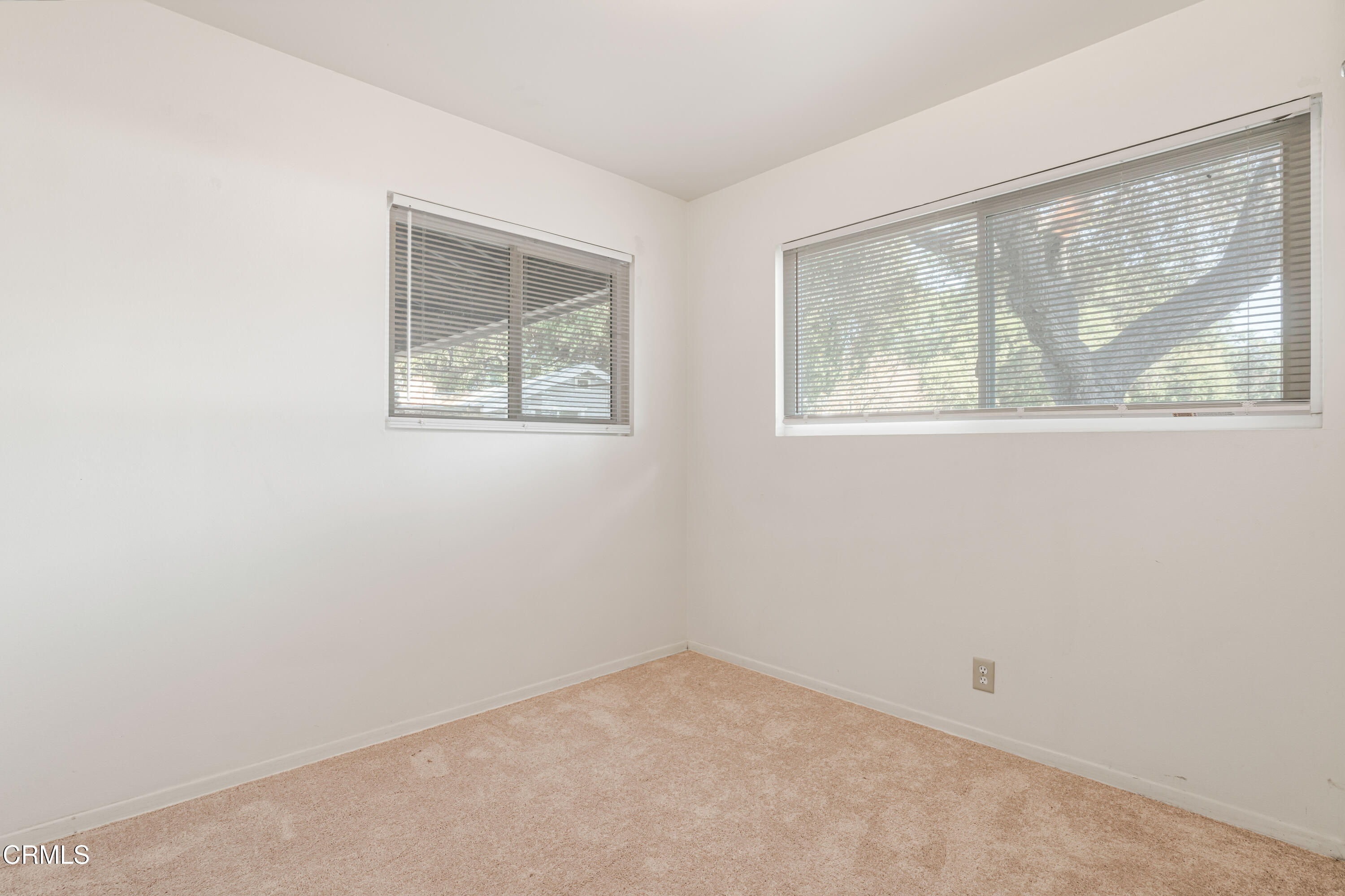 467 Riverside Road Oak View, CA 93022 - Photo 50 of 65 an empty room with a window