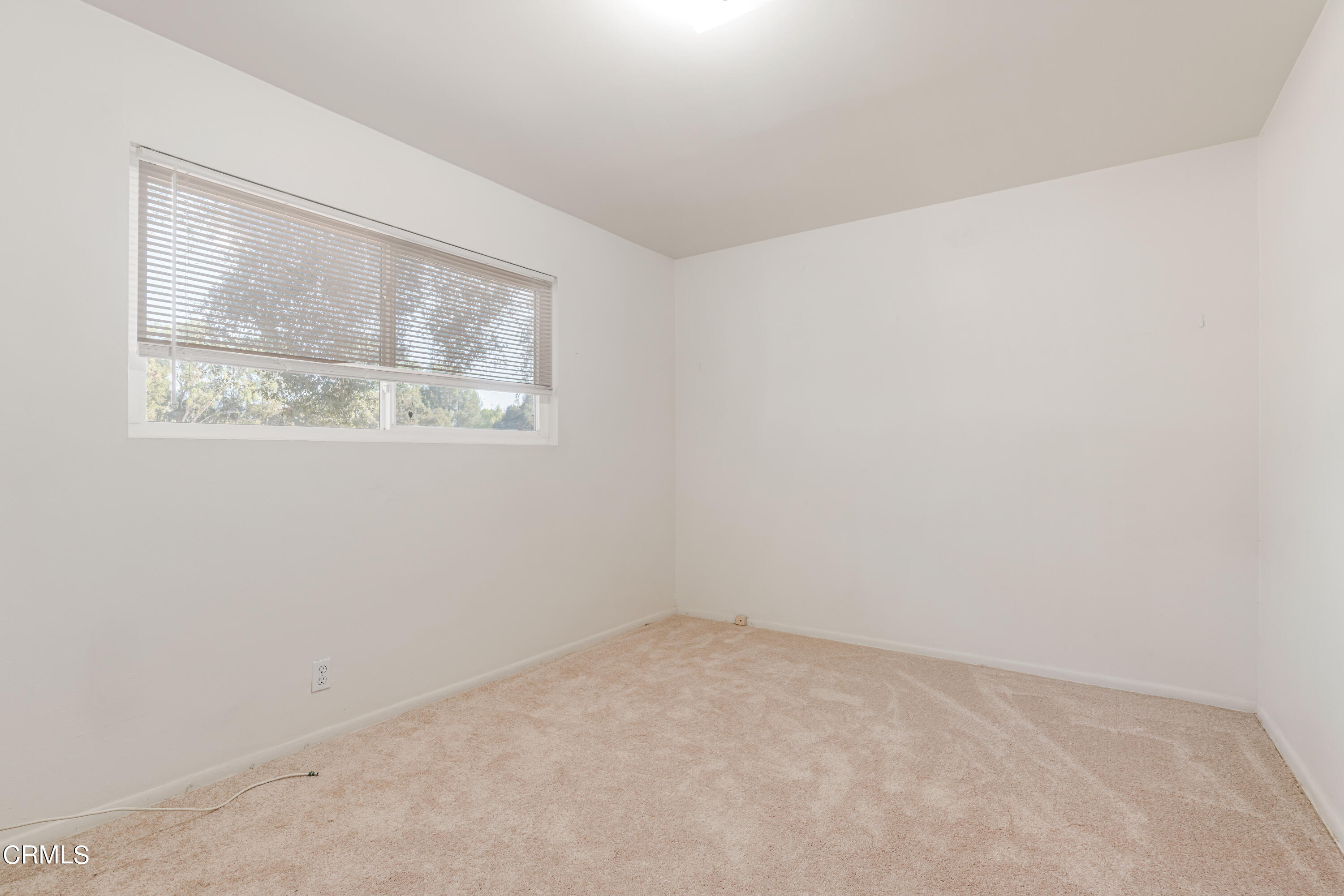 467 Riverside Road Oak View, CA 93022 - Photo 52 of 65 an empty room with a window