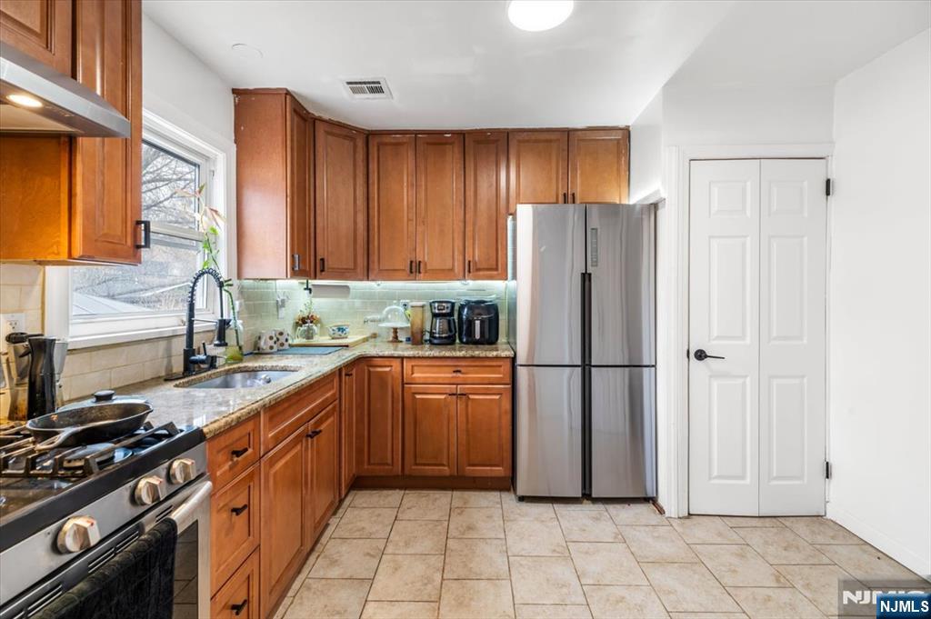 659 River Road Teaneck, NJ 07666 - Photo 7 of 19