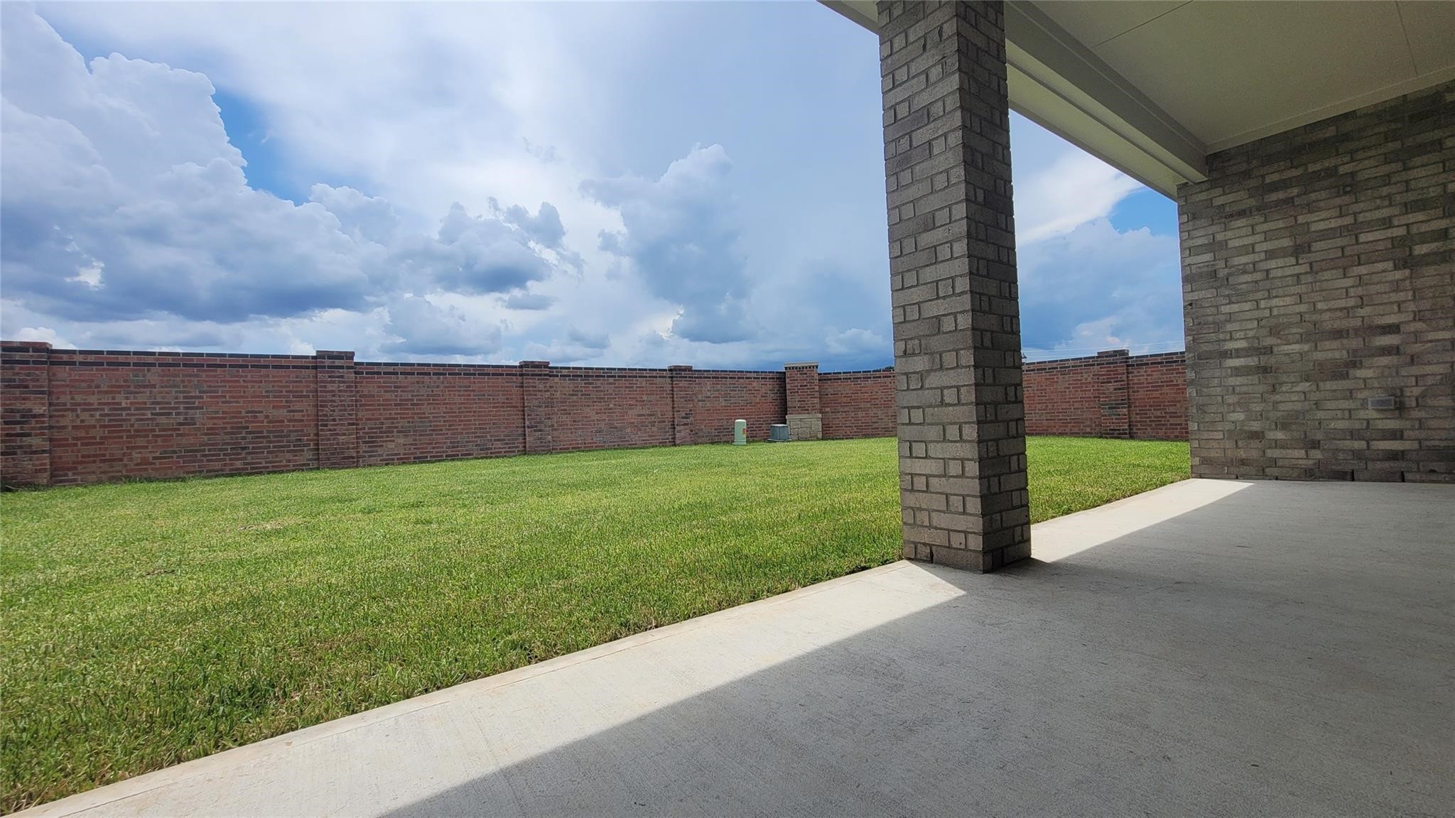 2502 Rose Gold Drive Rosharon, TX 77583 - Photo 8 of 30 a view of a back yard