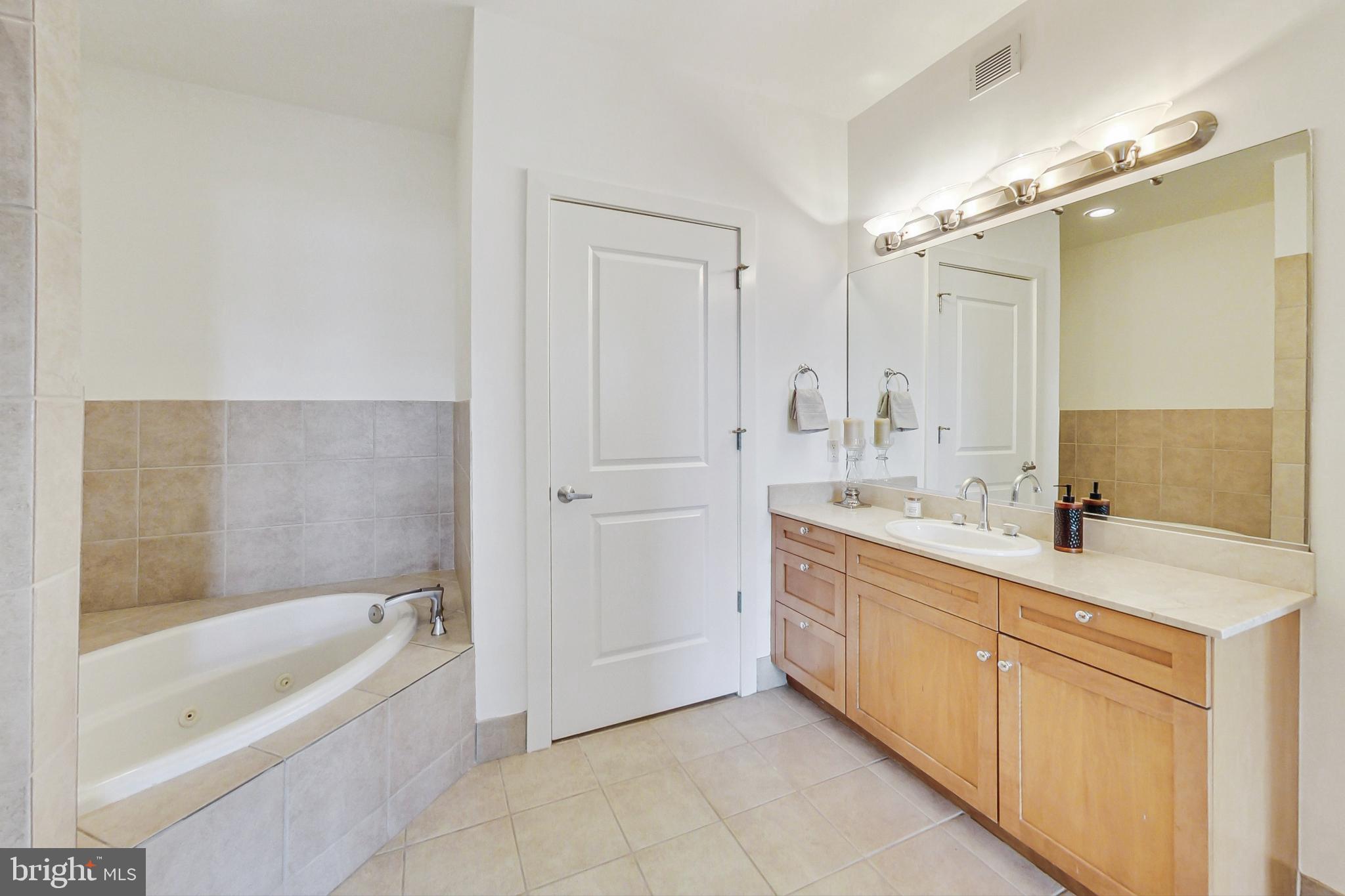 2328 Champlain Street Northwest, Unit 301 Washington, DC 20009 - Photo 9 of 21 en suite