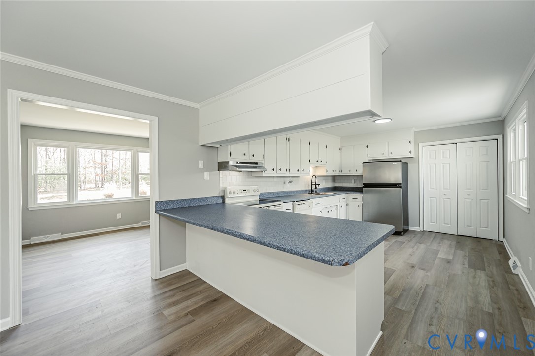 15412 Exter Mill Road Chesterfield, VA 23838 - Photo 24 of 66 Kitchen featuring a peninsula, white appliances, l