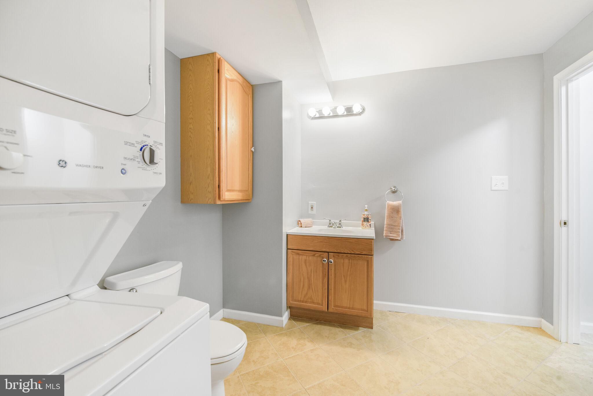 20907 Chippoaks Forest Circle Sterling, VA 20165 - Photo 48 of 71 a bathroom with a sink a toilet and mirror