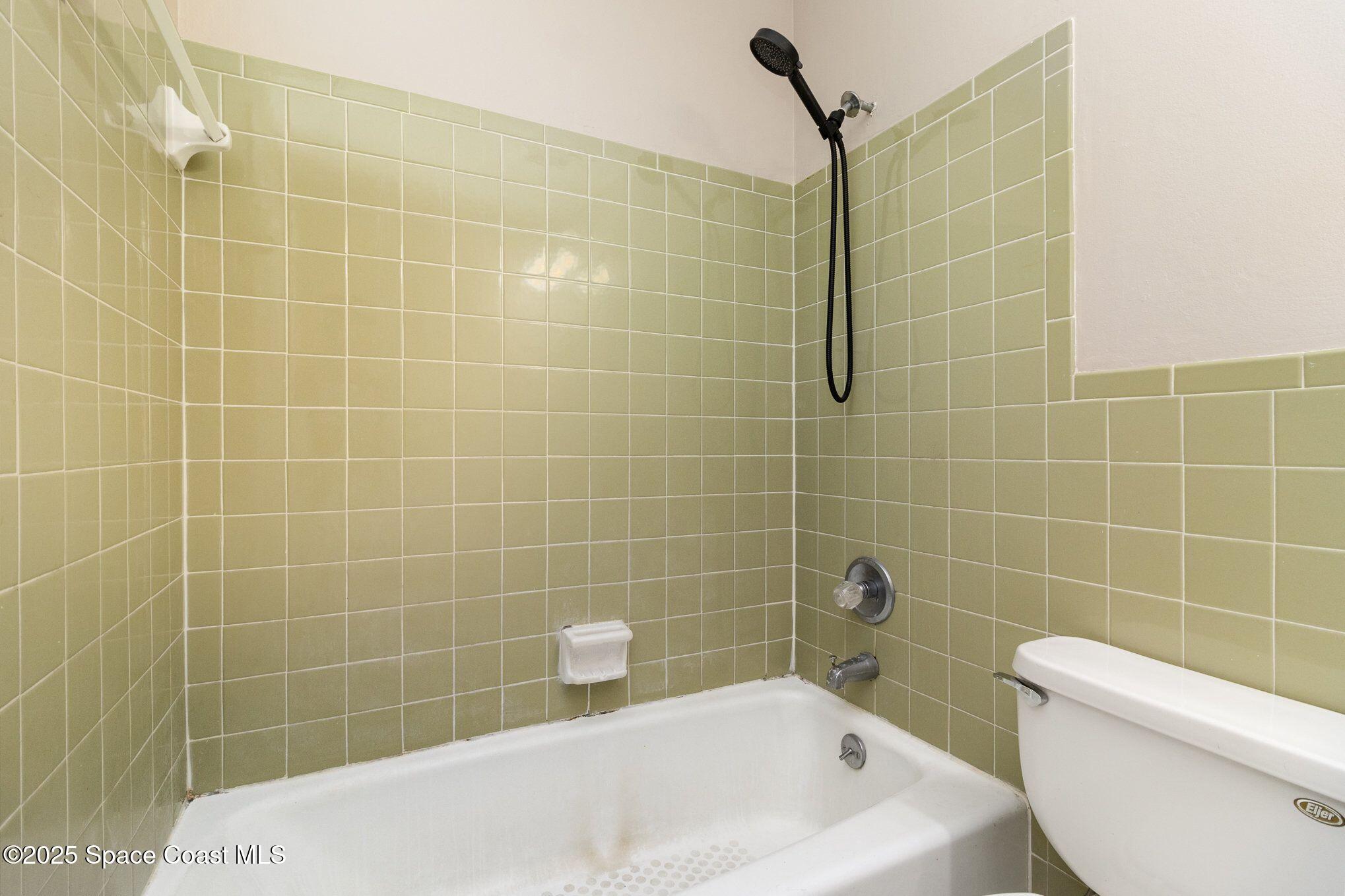 2863 Corbusier Drive Melbourne, FL 32935 - Photo 14 of 20 a bathroom with a white toilet and bathtub
