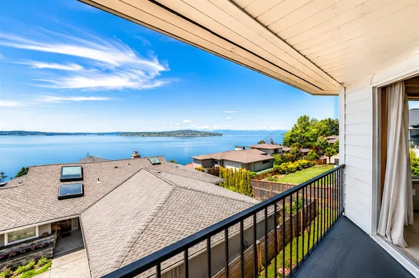 $1,172,000 | 41 Leschi Drive, Steilacoom, WA 98388