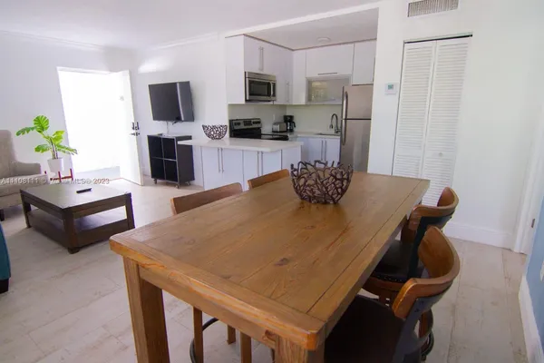 $2,500 | 753 Michigan Avenue, Unit 3A, Miami Beach, FL 33139
