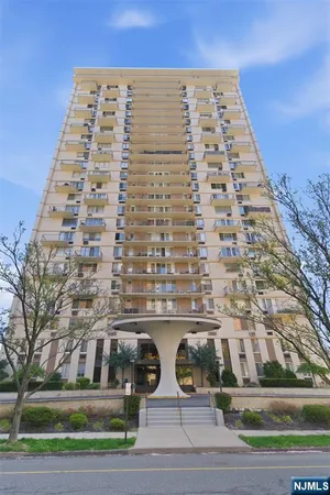 $299,900 | 160 Overlook Avenue, Unit 5E1, Hackensack, NJ 07601