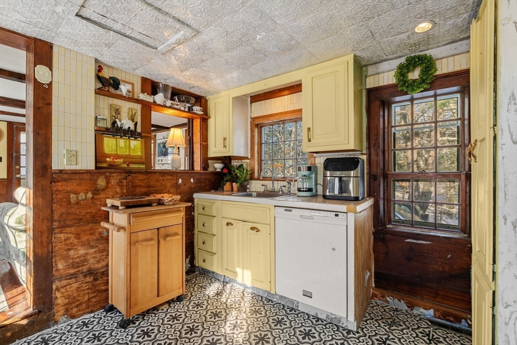 561 Circuit Street Hanover, MA 02339 - Photo 12 of 35