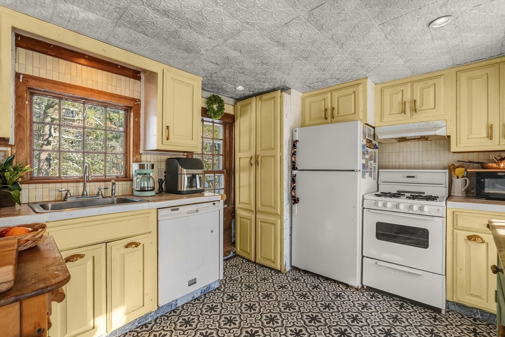 561 Circuit Street Hanover, MA 02339 - Photo 13 of 35