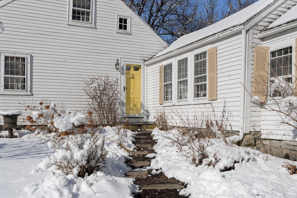 561 Circuit Street Hanover, MA 02339 - Photo 3 of 35