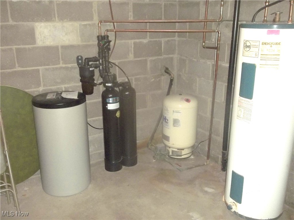 373 May Valley Road Southwest New Philadelphia, OH 44663 - Photo 36 of 38 Utilities with electric water heater
