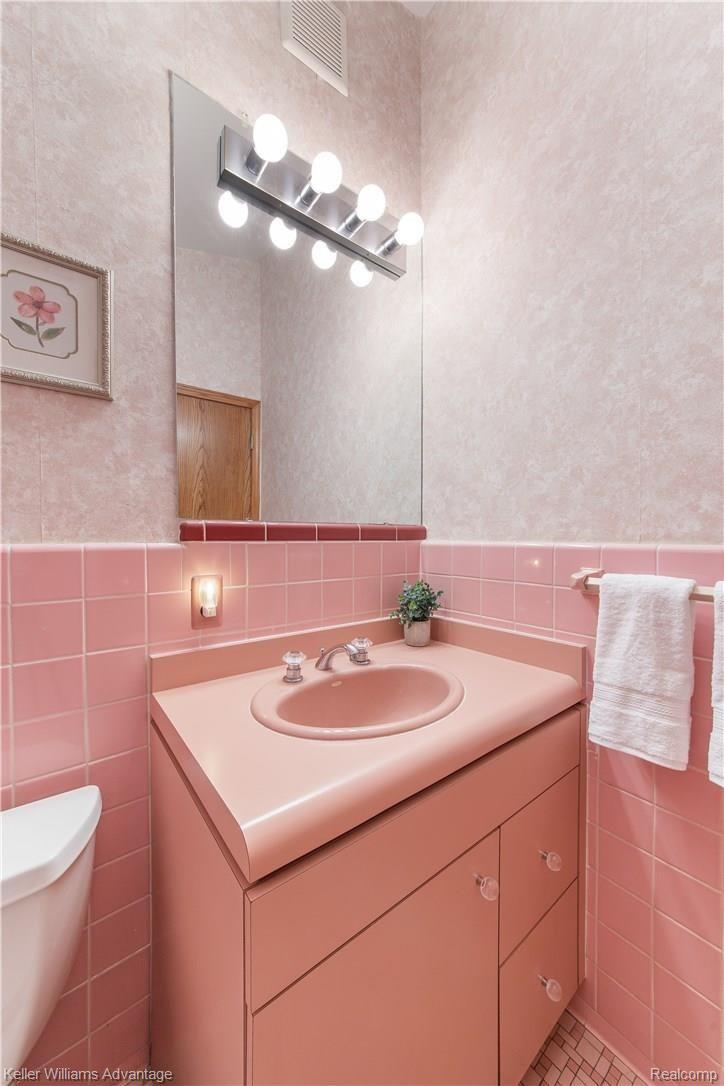 36508 West Lyman Road Farmington, MI 48331 - Photo 37 of 63 Lyman_36508_Bathroom02_04.jpg