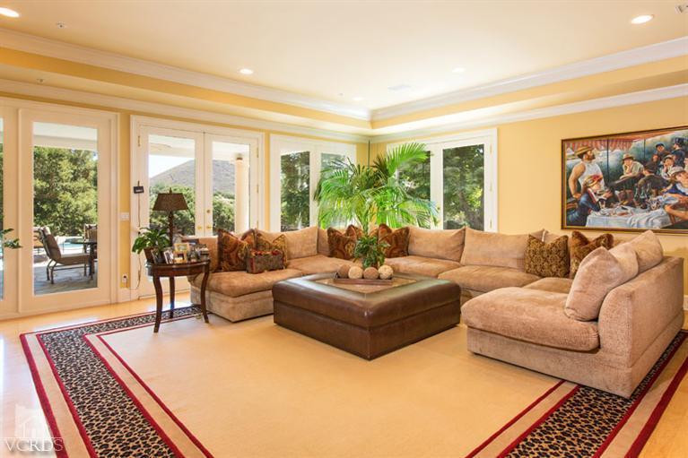 2702 Ladbrook Way Thousand Oaks, CA 91361 - Photo 14 of 45 a living room with furniture and a rug