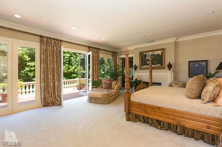2702 Ladbrook Way Thousand Oaks, CA 91361 - Photo 17 of 45 a bedroom with a large bed and a large window