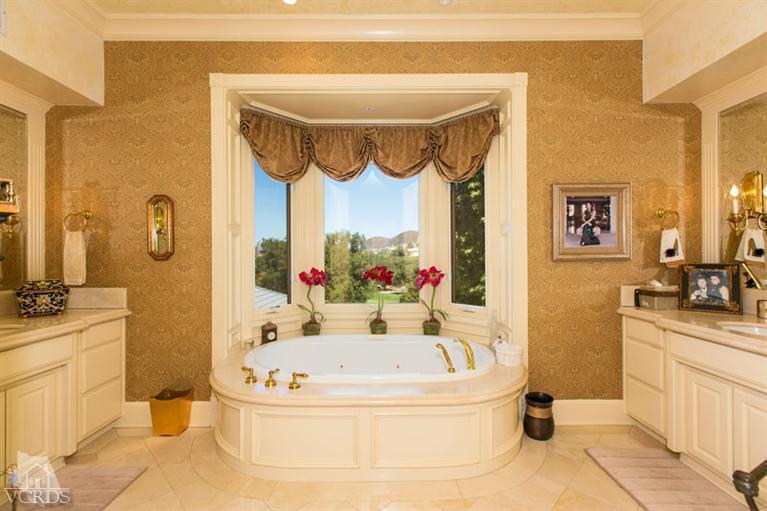 2702 Ladbrook Way Thousand Oaks, CA 91361 - Photo 21 of 45 a bathroom with a tub a sink and a mirror
