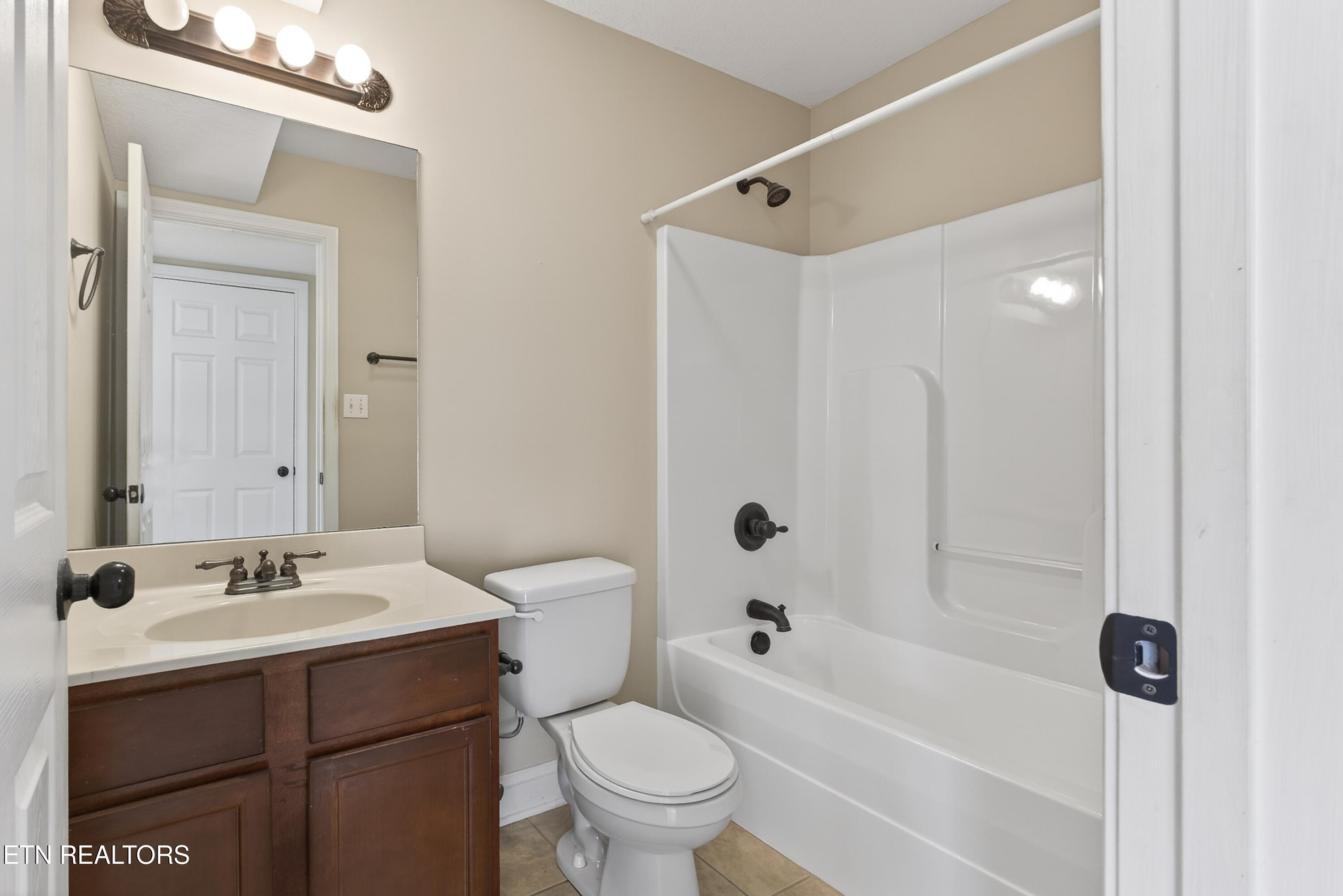 5208 Devonbrook Way Knoxville, TN 37918 - Photo 13 of 15 Upstairs bathroom