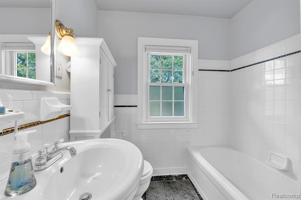 1365 Harvard Road Grosse Pointe Park, MI 48230 - Photo 18 of 44