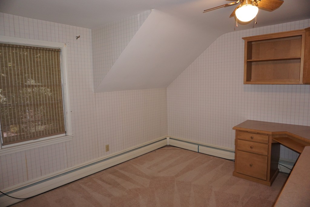 32 McGregory Road Sturbridge, MA 01566 - Photo 21 of 28 a room that has a window in it