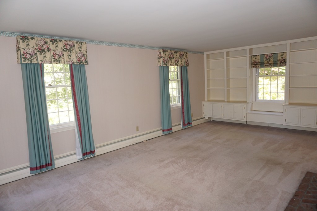 32 McGregory Road Sturbridge, MA 01566 - Photo 9 of 28 an empty room with windows