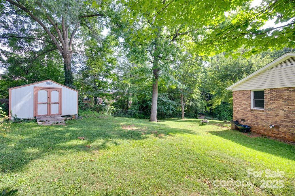 810 Applegate Court Gastonia, NC 28054 - Photo 27 of 31 a backyard of a house with plants and large trees