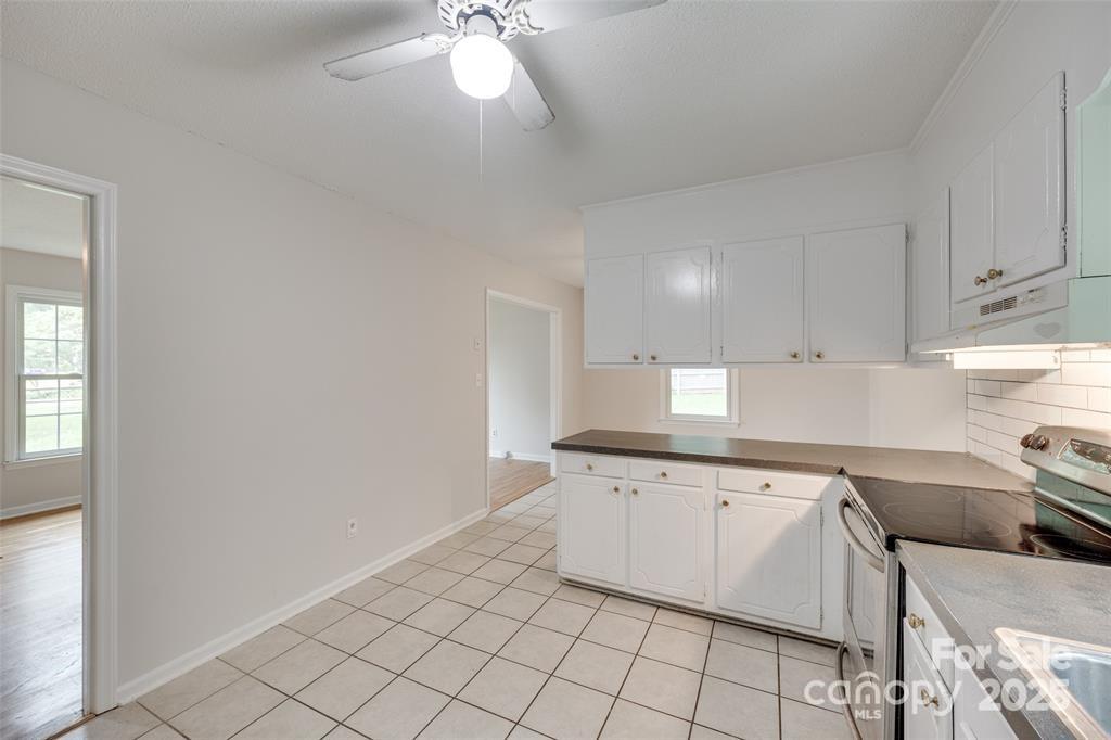 810 Applegate Court Gastonia, NC 28054 - Photo 8 of 31 a kitchen with stainless steel appliances a sink stove and cabinets