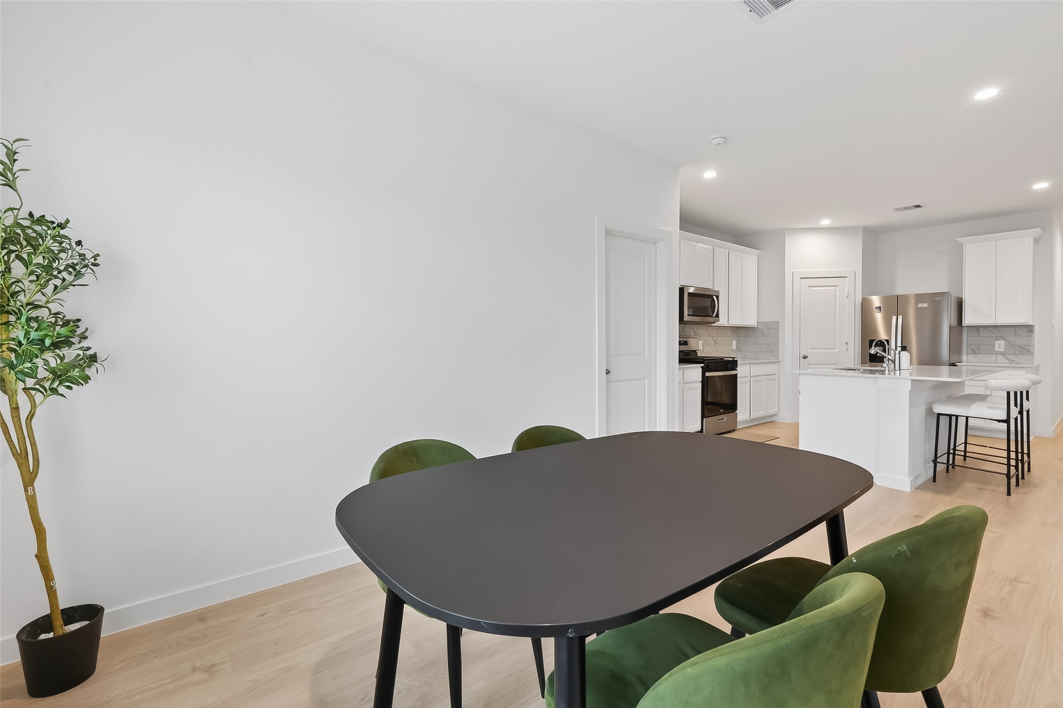 3903 Dodington Ash Drive Fulshear, TX 77441 - Photo 26 of 46 a view of kitchen with dining area