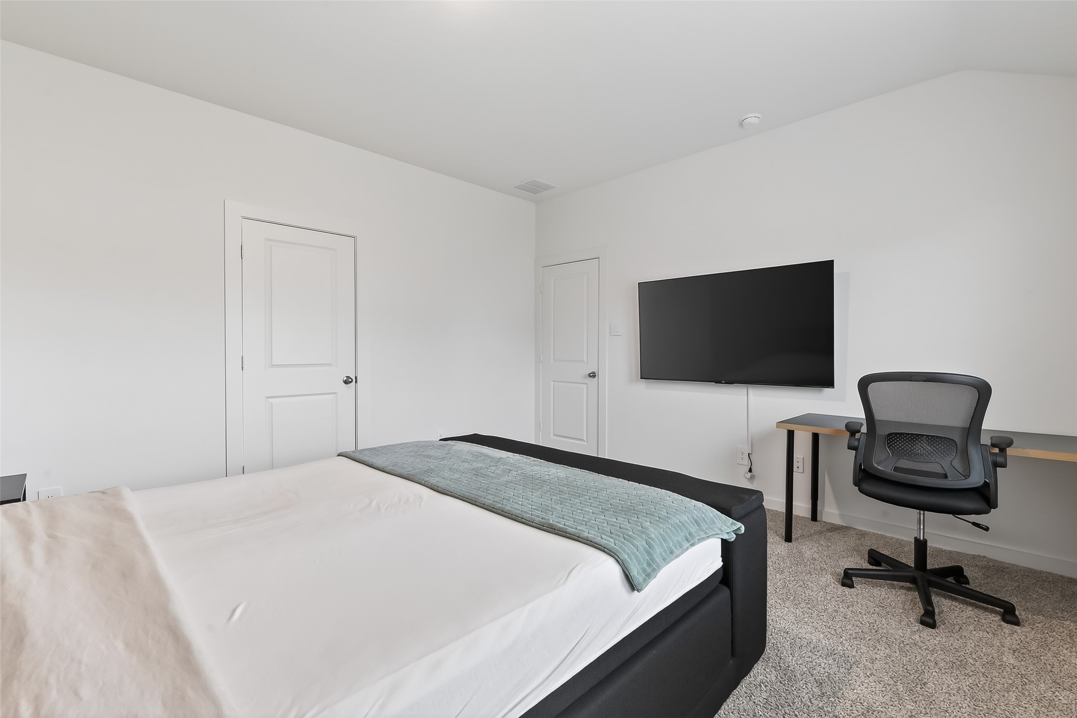 3903 Dodington Ash Drive Fulshear, TX 77441 - Photo 37 of 46 a bedroom with a workspace