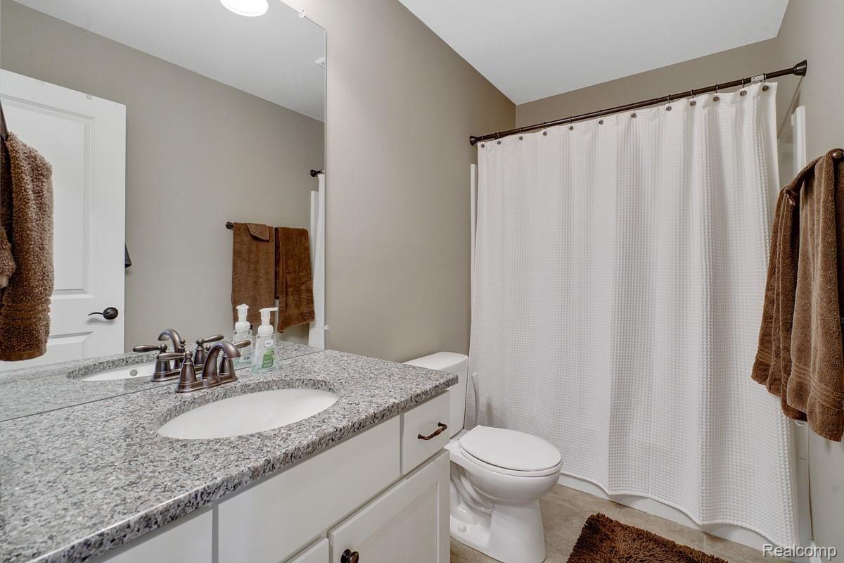 2666 Helmsdale Circle Rochester, MI 48307 - Photo 11 of 22 dsc01182-dsc01184.jpg