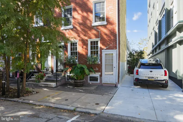 a car parked in front of a building