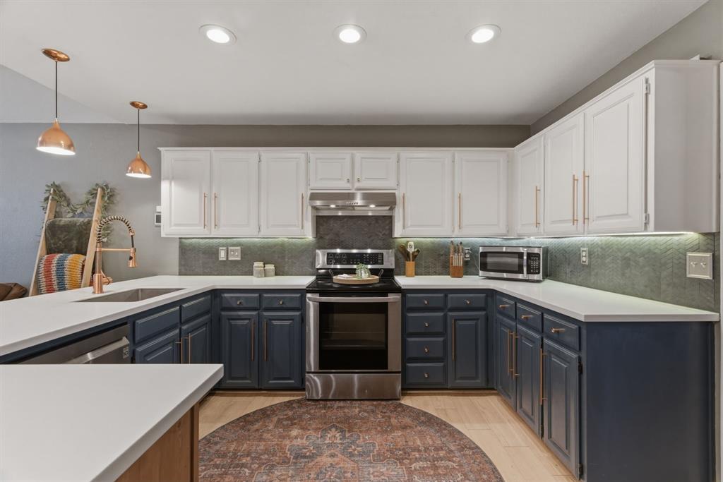 945 Lakeridge Drive Azle, TX 76020 - Photo 13 of 40 a kitchen with a sink and cabinets