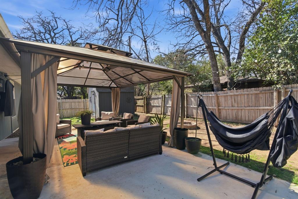 945 Lakeridge Drive Azle, TX 76020 - Photo 29 of 40 a view of a chair and tables in the balcony