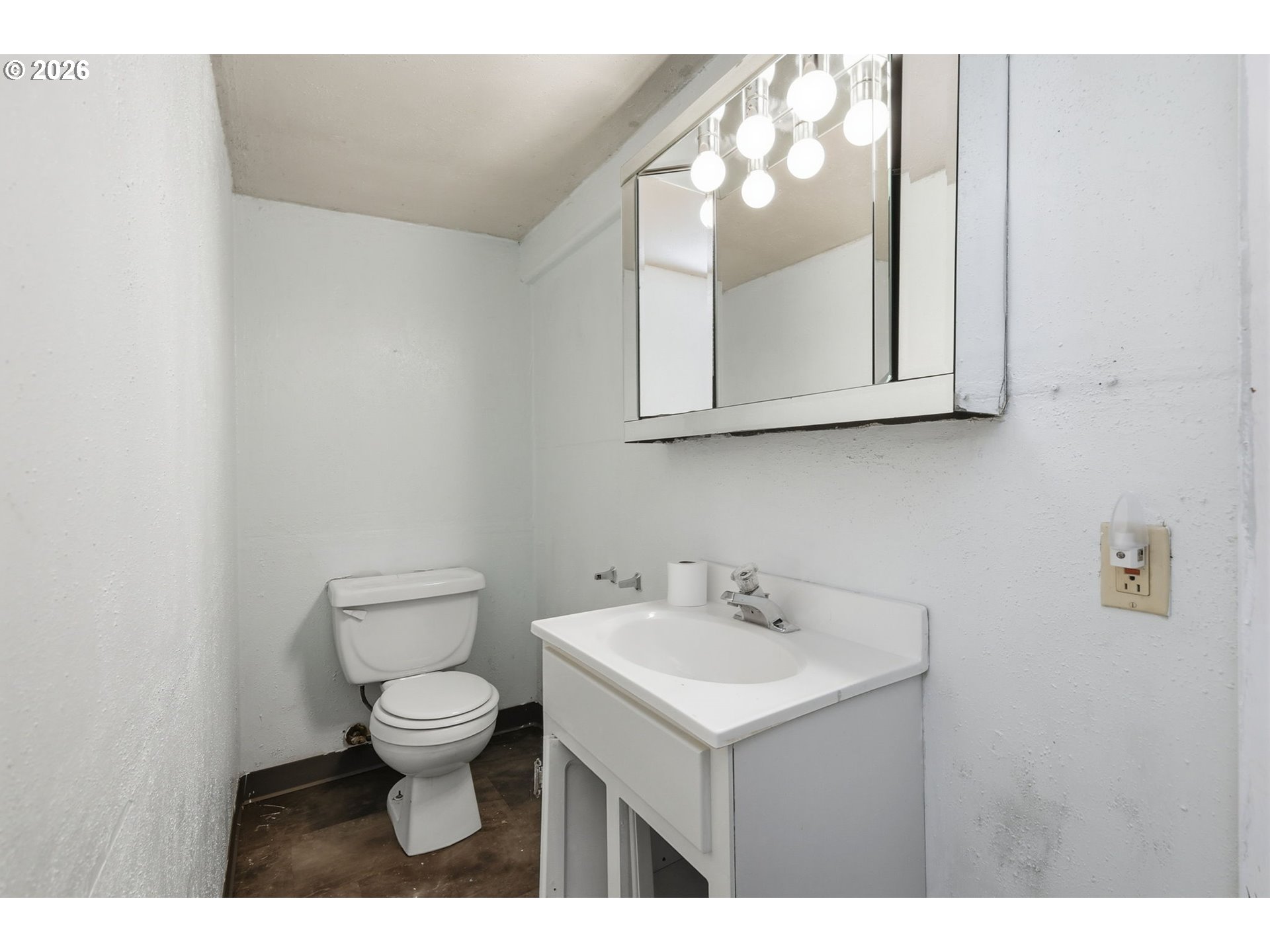 5135 C Street Springfield, OR 97478 - Photo 15 of 30 Bathroom