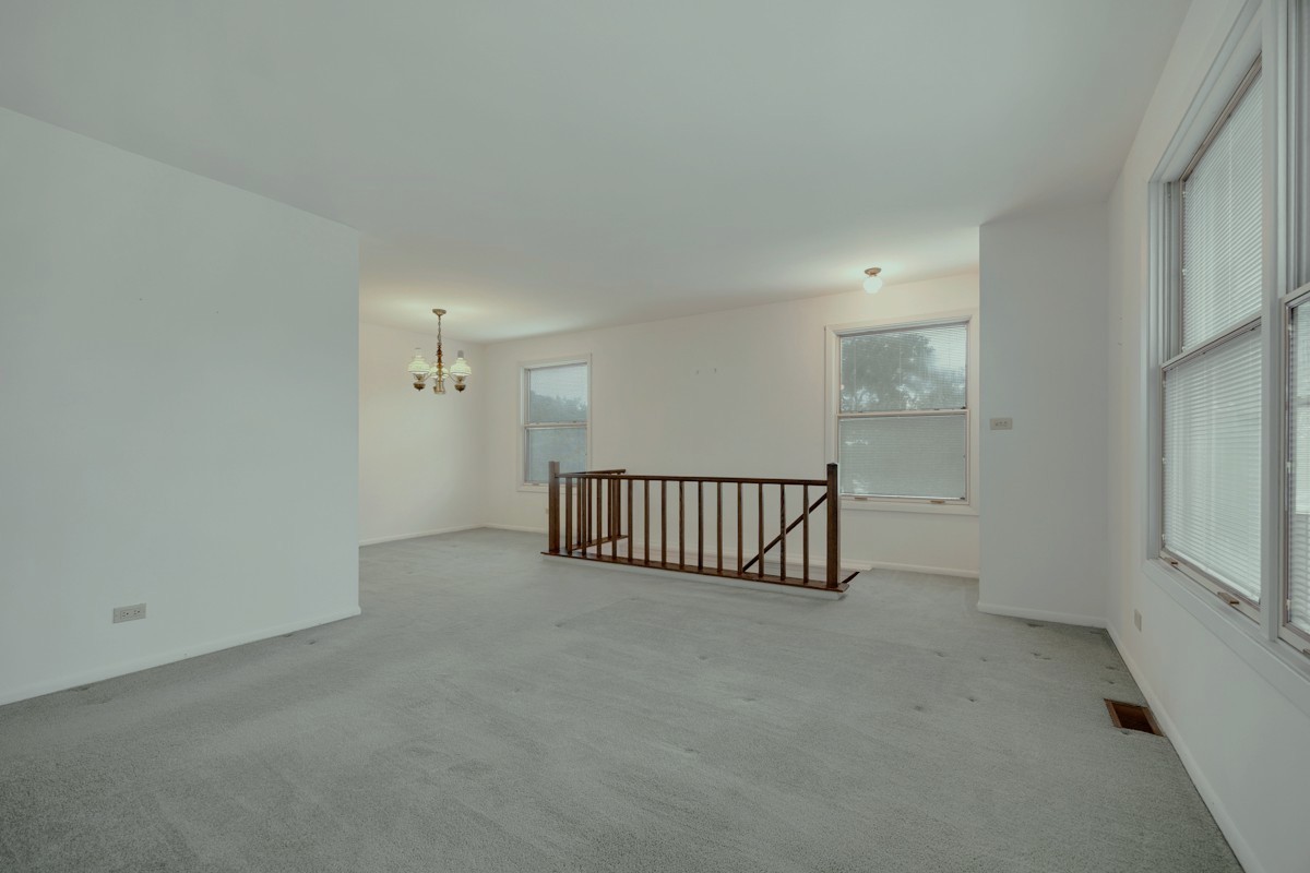 784 Leicester Road Elk Grove Village, IL 60007 - Photo 6 of 27