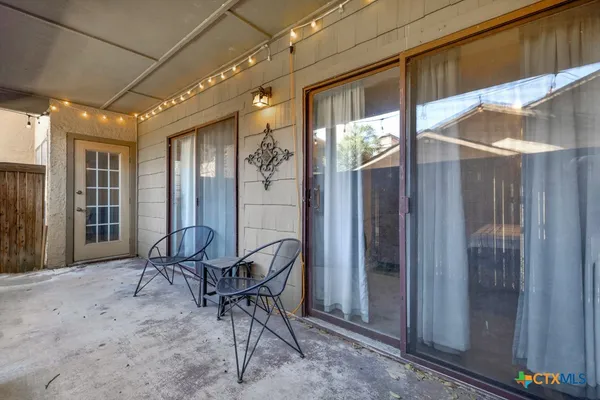 a view of entryway with an outdoor space