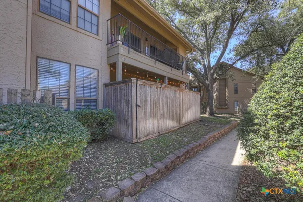 a view of a backyard with pathway