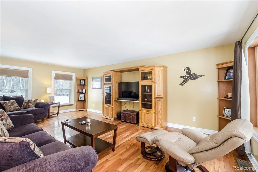 006-Living_Room-5383555-large.jpg