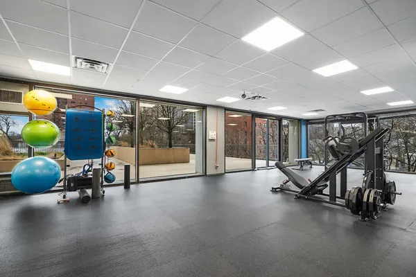 $2,000 | 4343 North Clarendon Avenue, Unit 911, Chicago, IL 60613