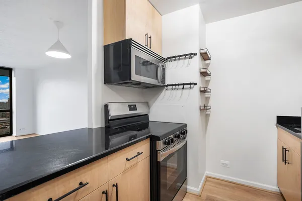 $2,000 | 4343 North Clarendon Avenue, Unit 911, Chicago, IL 60613