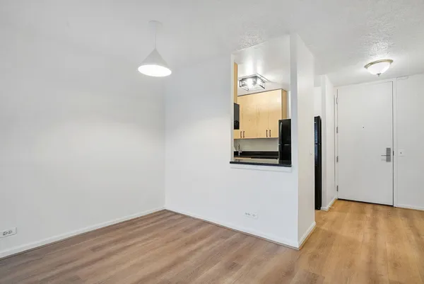 $2,000 | 4343 North Clarendon Avenue, Unit 911, Chicago, IL 60613